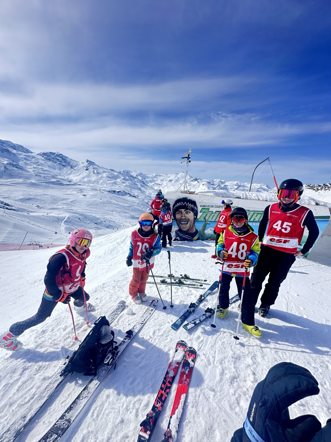 Jeunes skieurs en entraînement