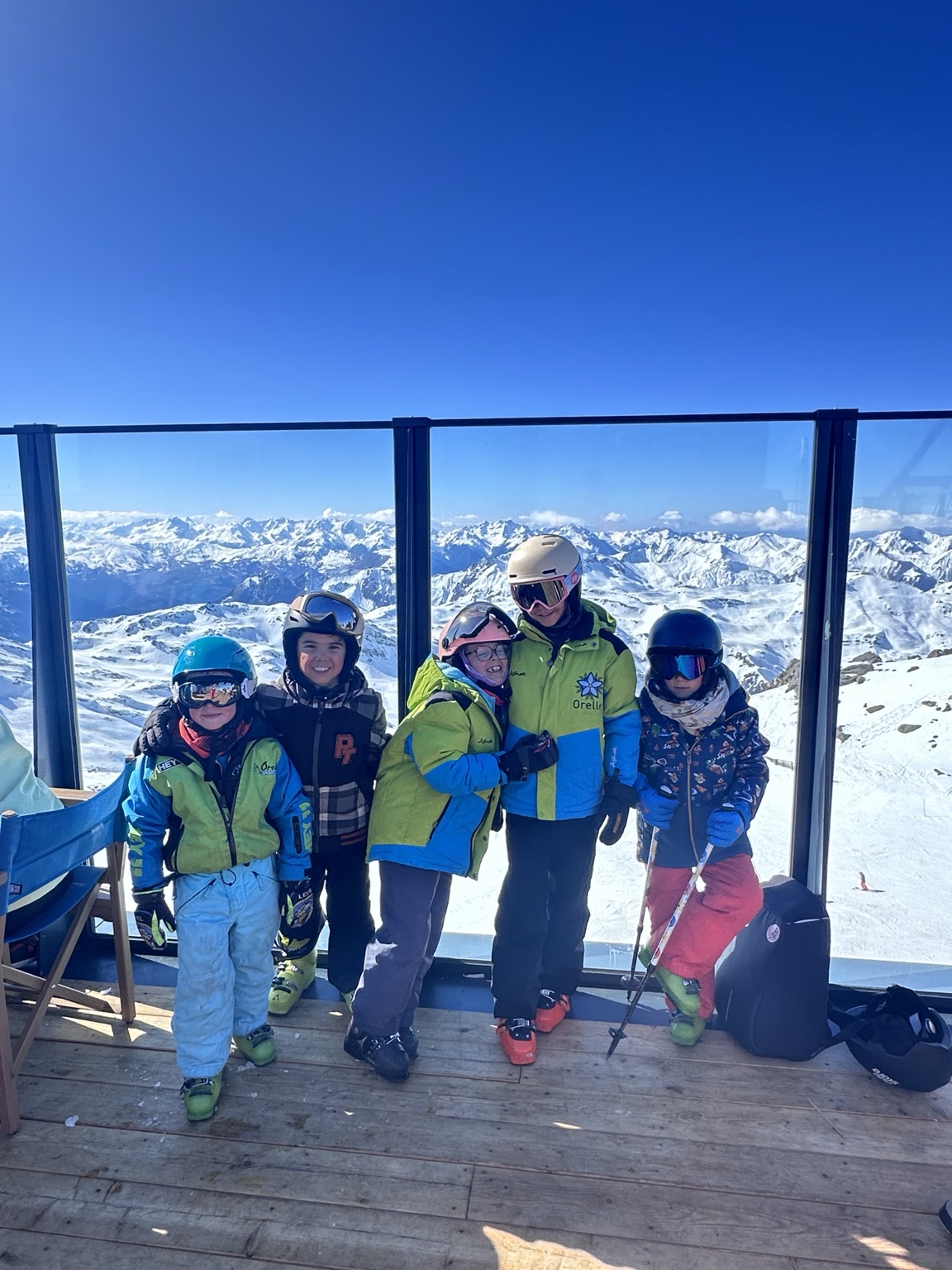 Jeunes skieurs en montagne