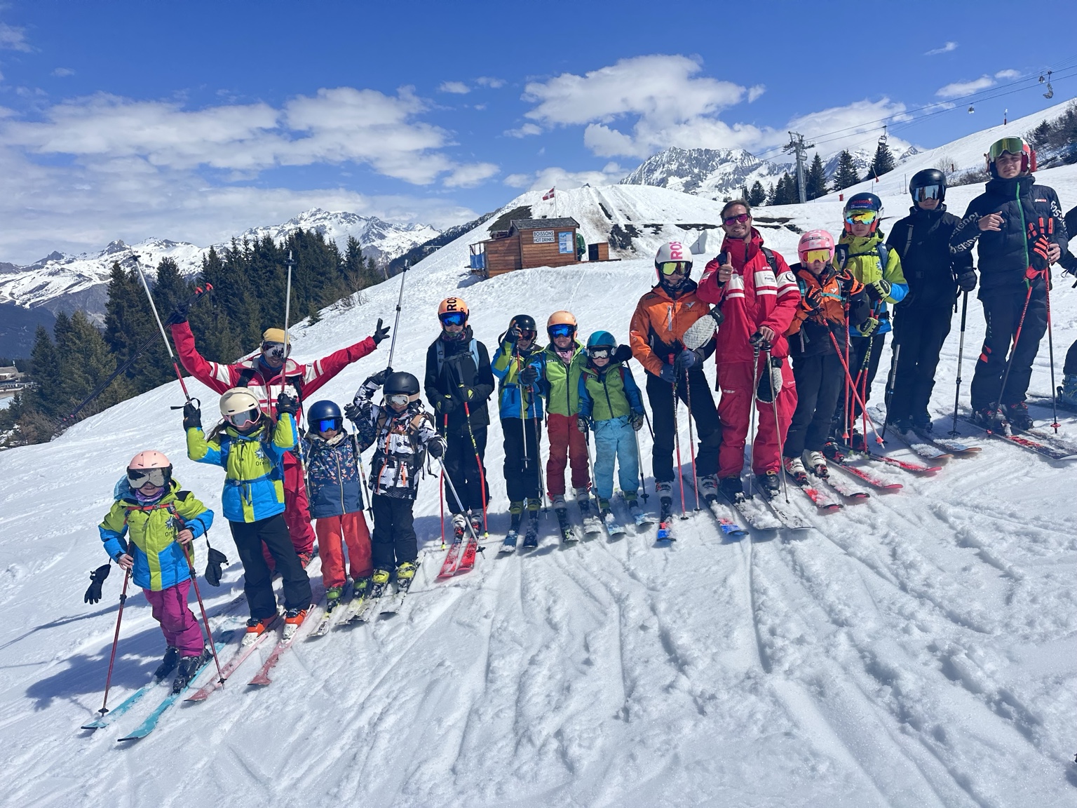 Groupe de jeunes skieurs